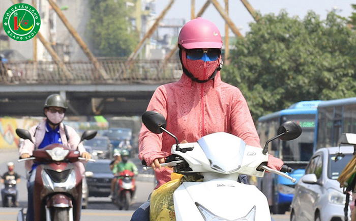 Nên mặc bảo hộ và chống nắng khi đi ra ngoài để dự phòng các vấn đề về sức khoẻ vào mùa nắng nóng